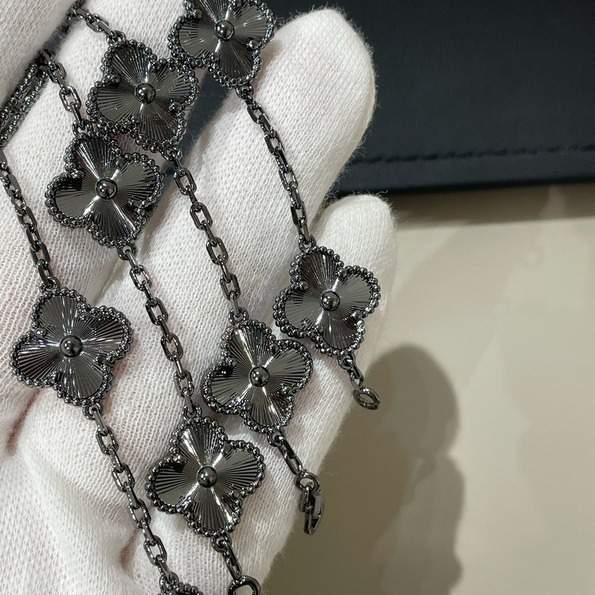 [Glow Muse]CLOVER 5 MOTIF BLACK BRACELET