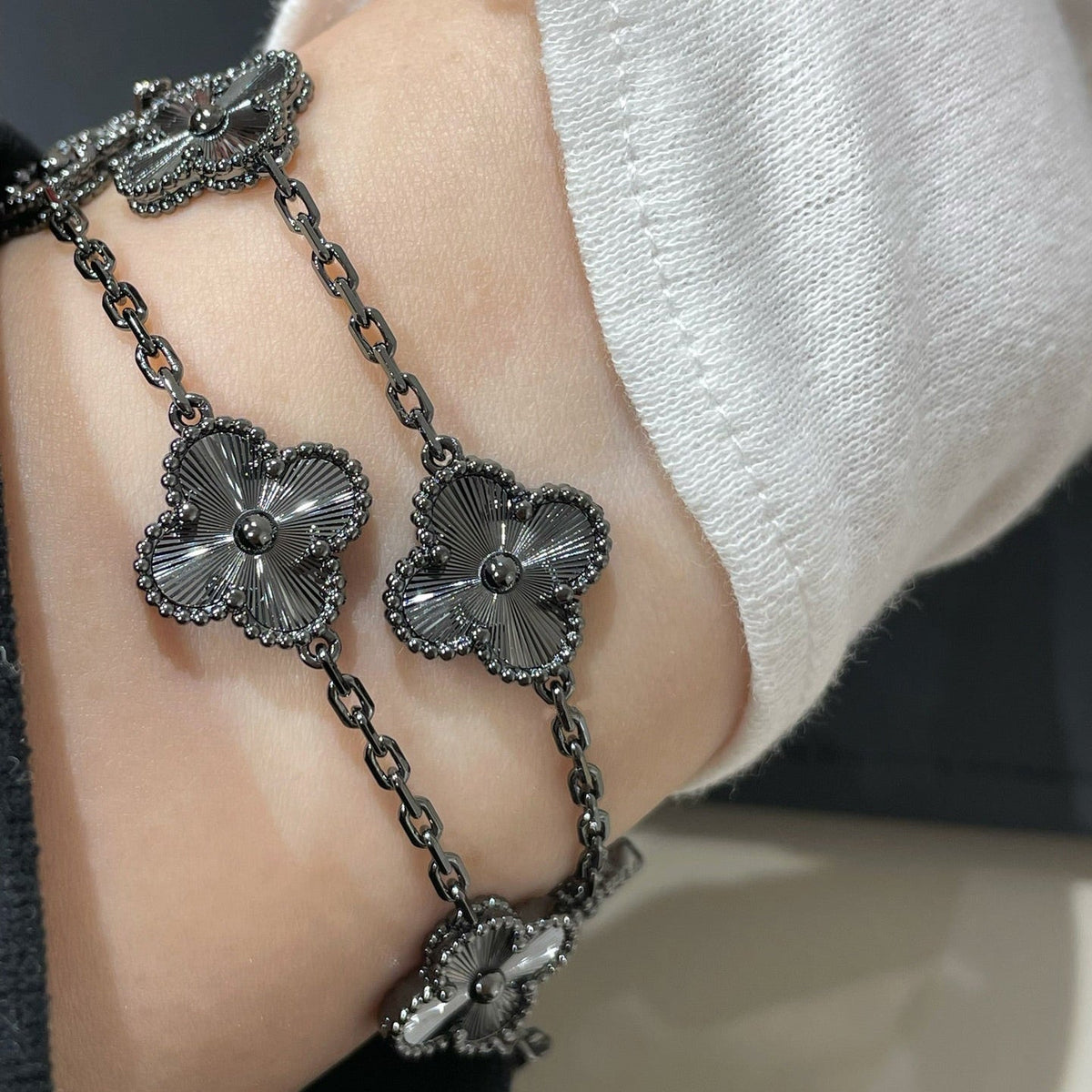 [Glow Muse]CLOVER 5 MOTIF BLACK BRACELET