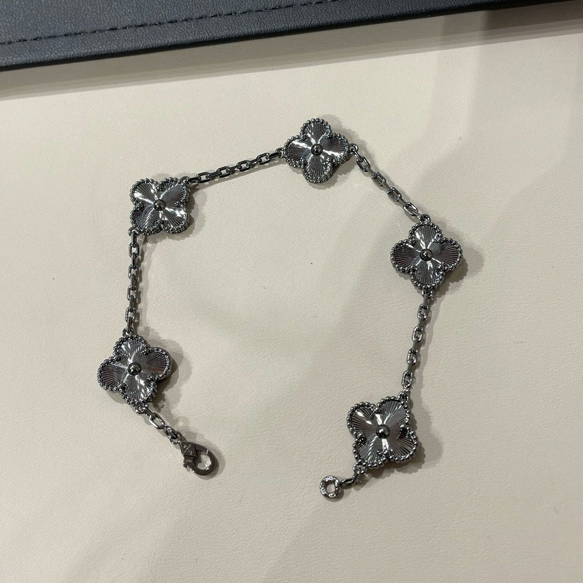[Glow Muse]CLOVER 5 MOTIF BLACK BRACELET
