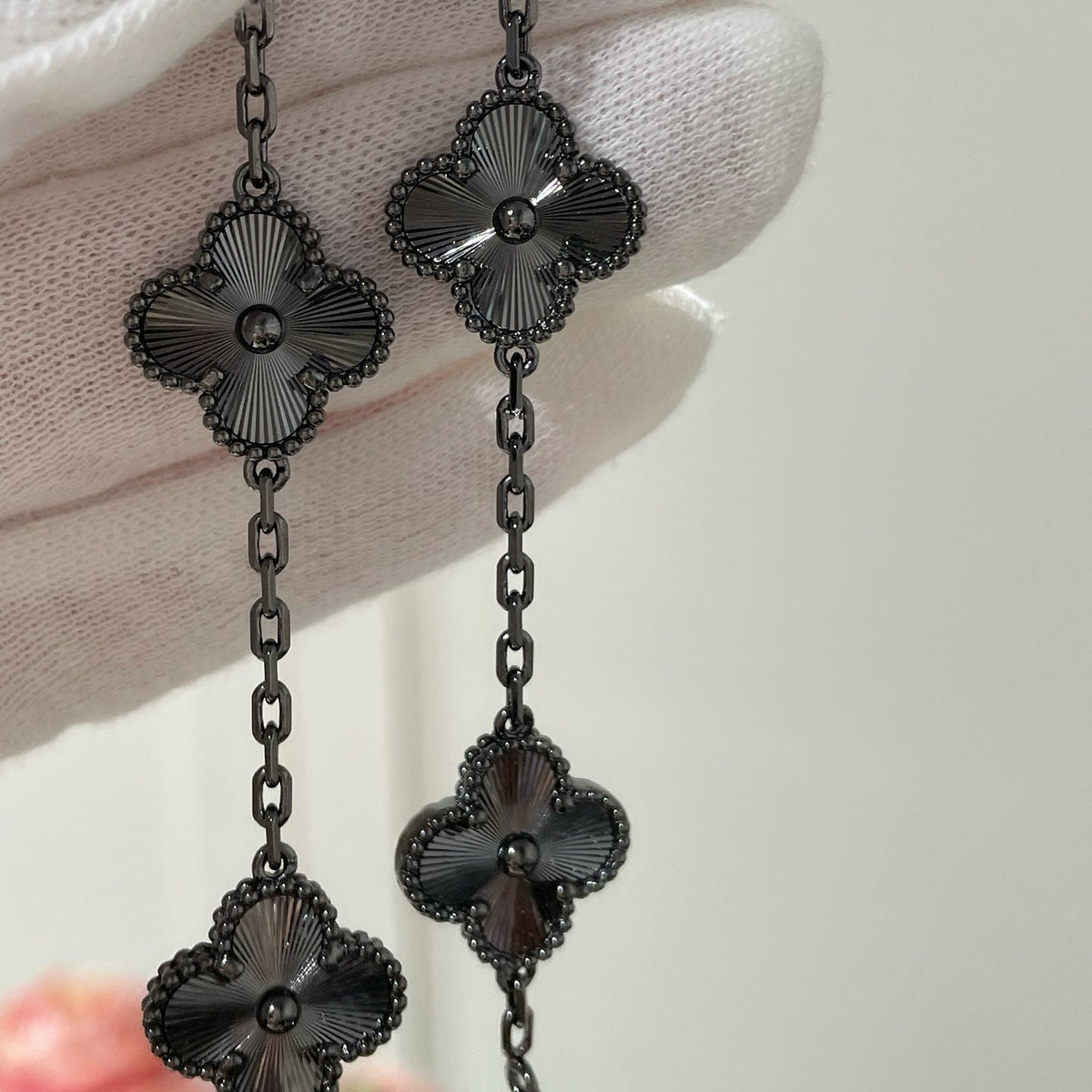 [Glow Muse]CLOVER 5 MOTIF BLACK BRACELET