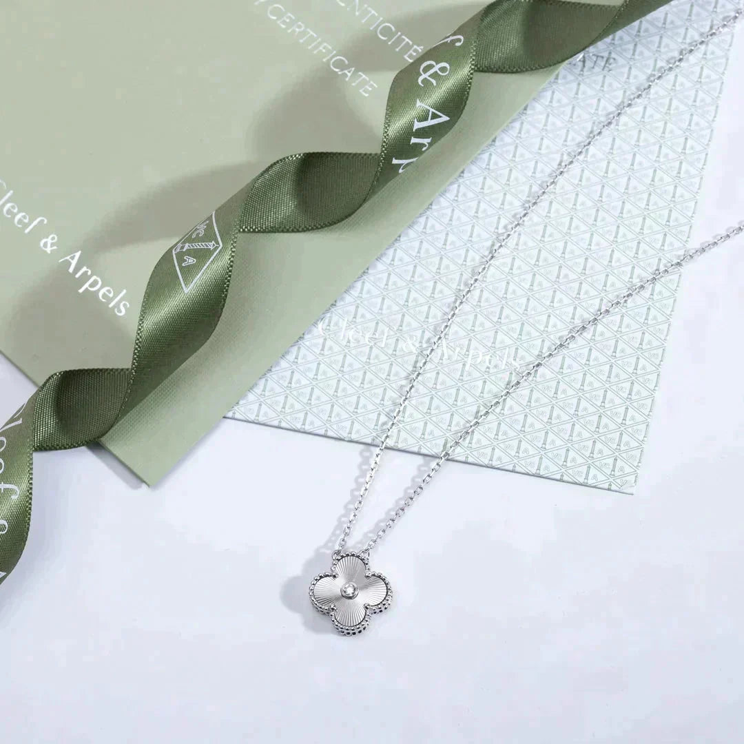 [Glow Muse]CLOVER  15MM DIAMOND LASER NECKLACE SILVER