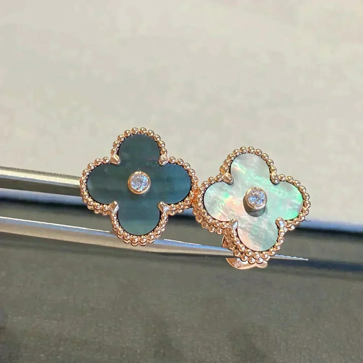 [Glow Muse]CLOVER MEDIUM 1 MOTIFS GRAY MOP  DIAMOND EARRINGS