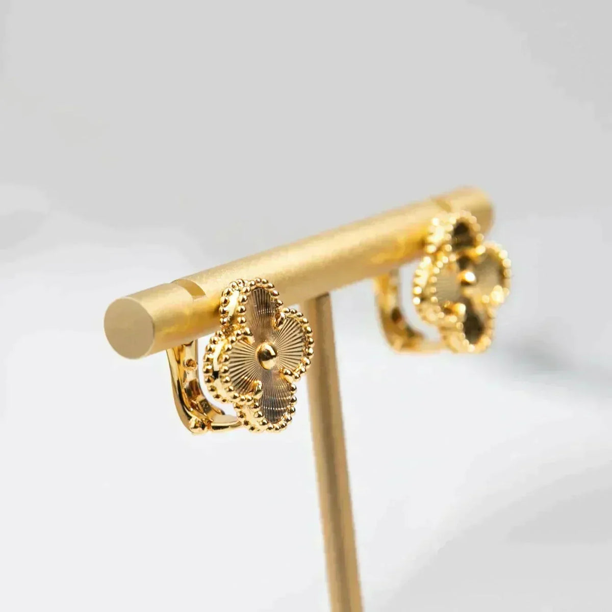 [Glow Muse]CLOVER MEDIUM 1 MOTIFS LASER EARRINGS