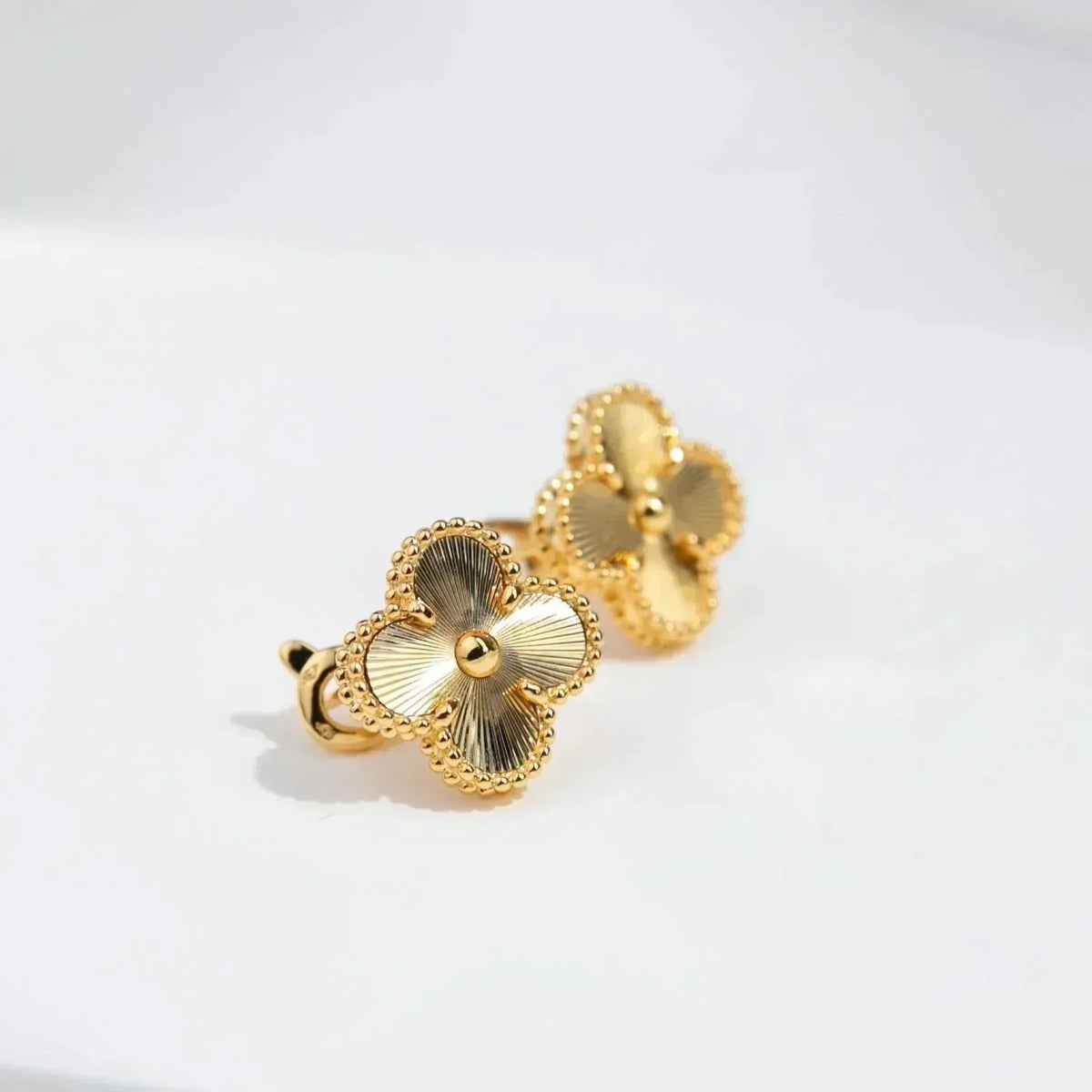 [Glow Muse]CLOVER MEDIUM 1 MOTIFS LASER EARRINGS