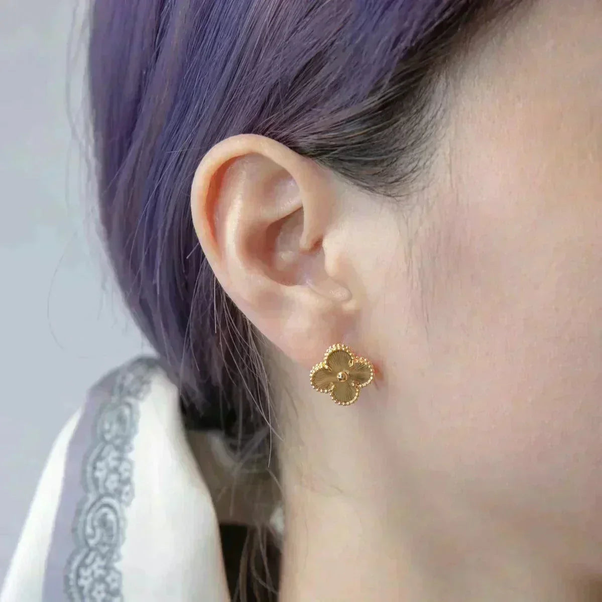 [Glow Muse]CLOVER MEDIUM 1 MOTIFS LASER EARRINGS