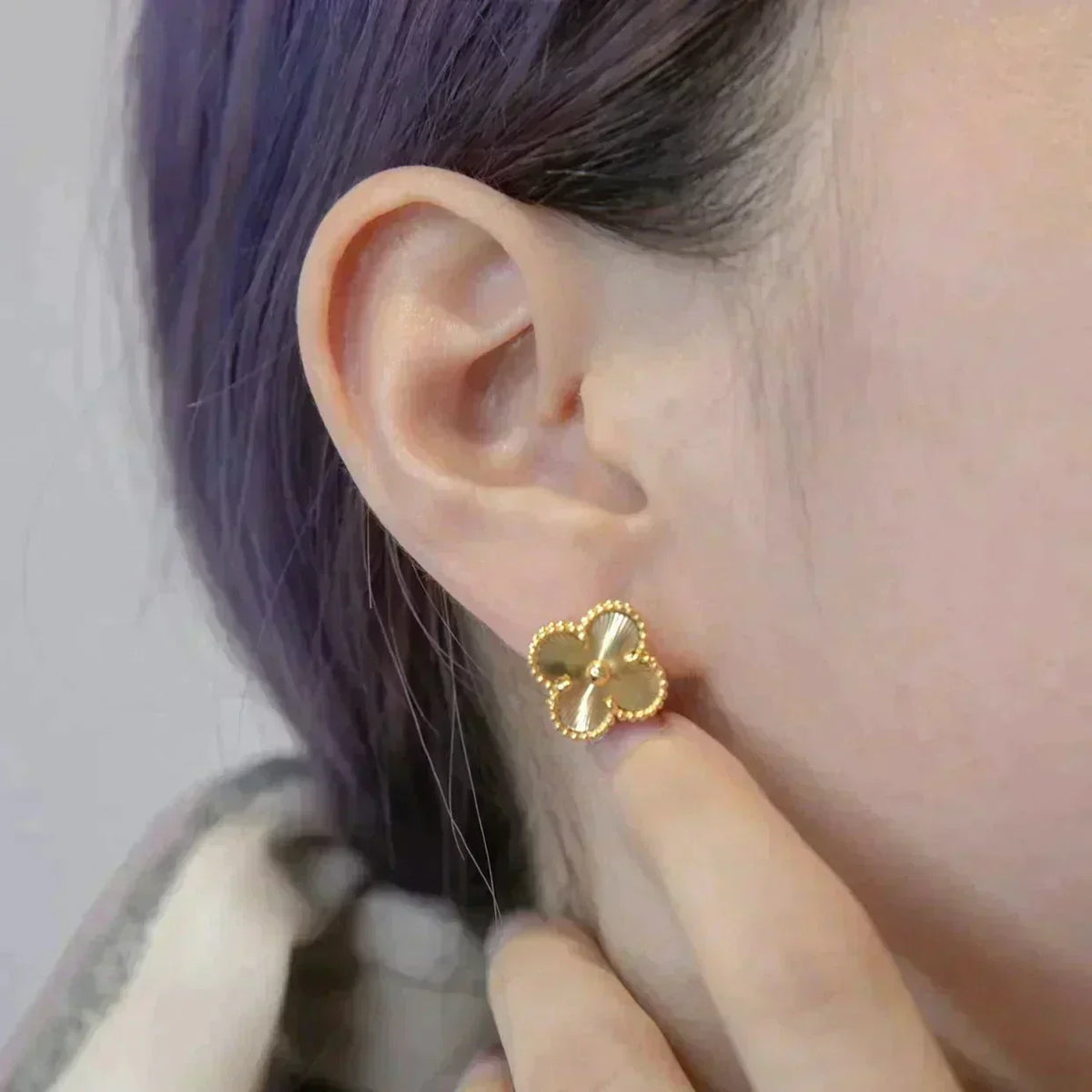 [Glow Muse]CLOVER MEDIUM 1 MOTIFS LASER EARRINGS