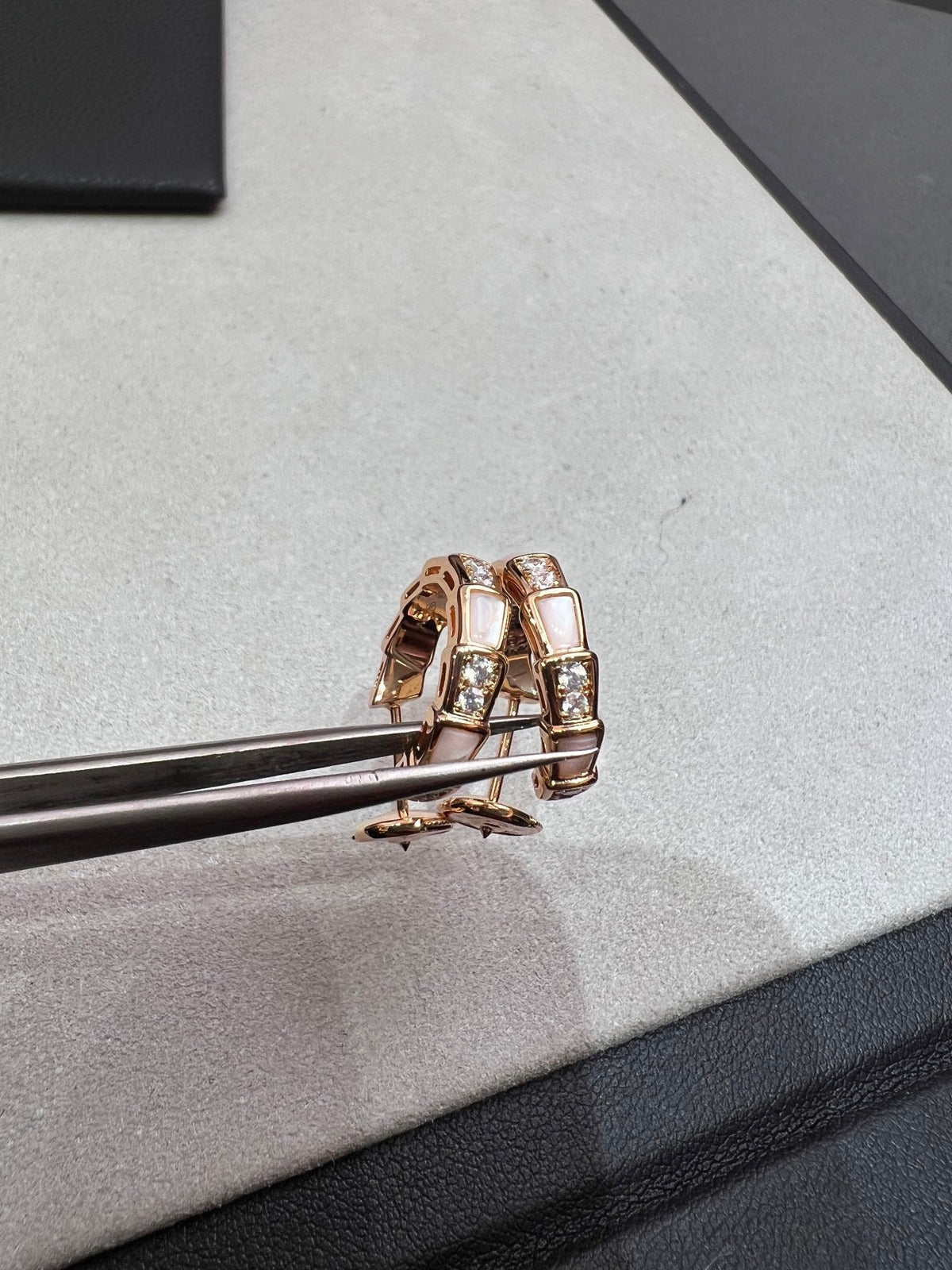 [Glow Muse]SERPENTI MOP PINK GOLD EARRINGS