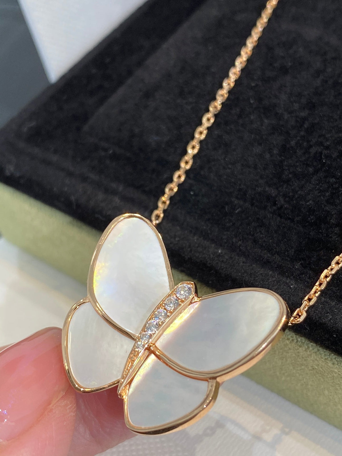 [Glow Muse]BUTTERFLY GOLD MOP DIAMOND NECKLACE