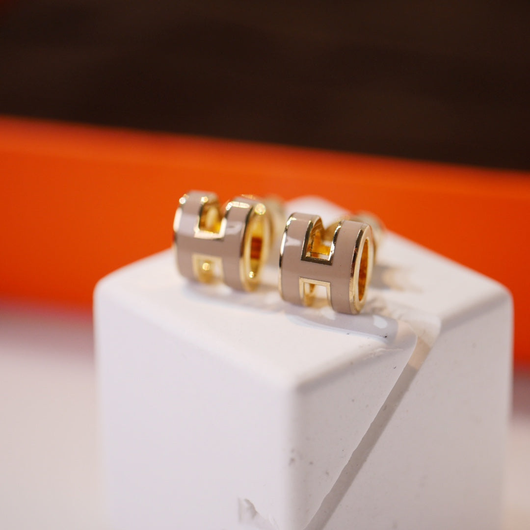[Glow Muse]MINI POP H GOLD EARRINGS GREY