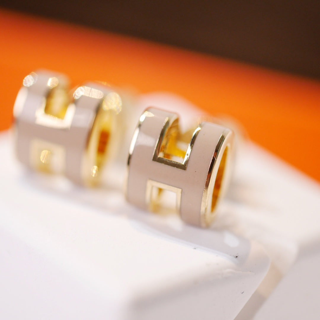 [Glow Muse]MINI POP H GOLD EARRINGS GREY