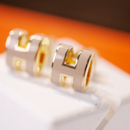 [Glow Muse]MINI POP H GOLD EARRINGS GREY