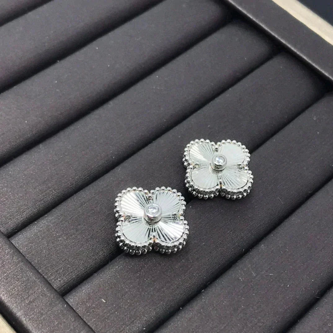[Glow Muse]CLOVER MINI 9.5MM LASER EARRINGS