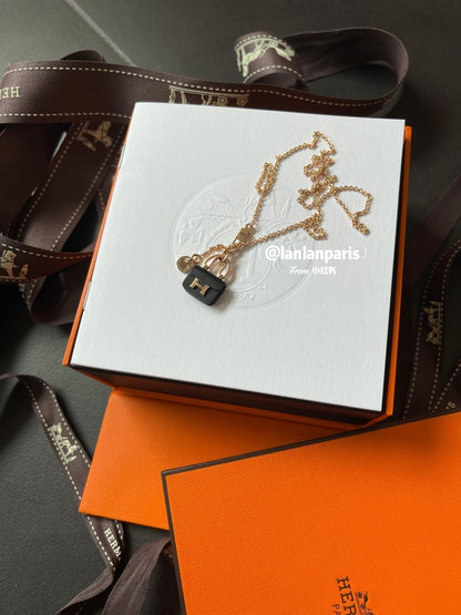 [Glow Muse]CONSTANCE BLACK PEDANT PINK GOLD NECKLACE