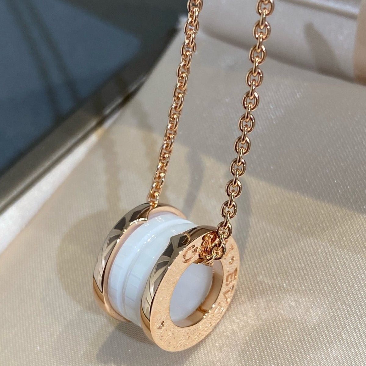 [Glow Muse]ZERO 1 WHITE CERAMIC PINK GOLD NECKLACE