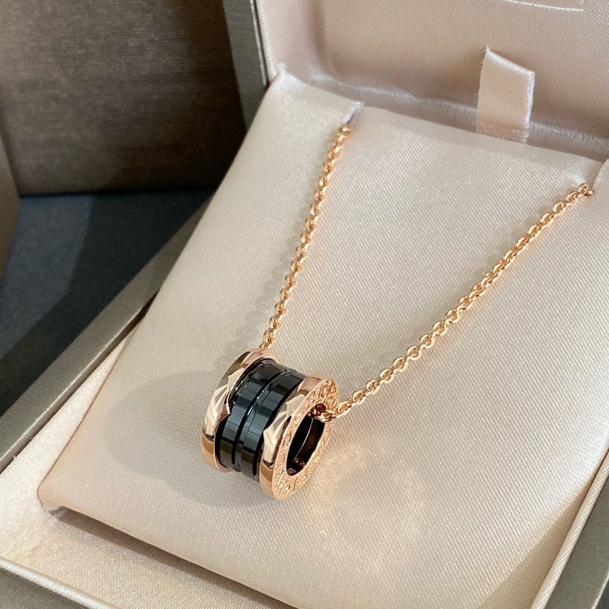 [Glow Muse]ZERO 1 BLACK CERAMIC PINK GOLD NECKLACE