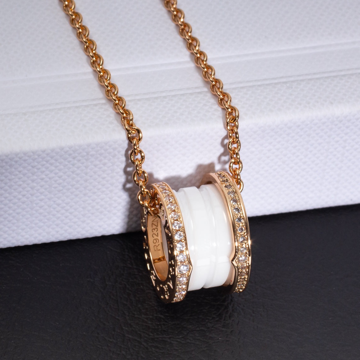 [Glow Muse]ZERO 1 WHITE CERAMIC PINK GOLD DIAMOND NECKLACE