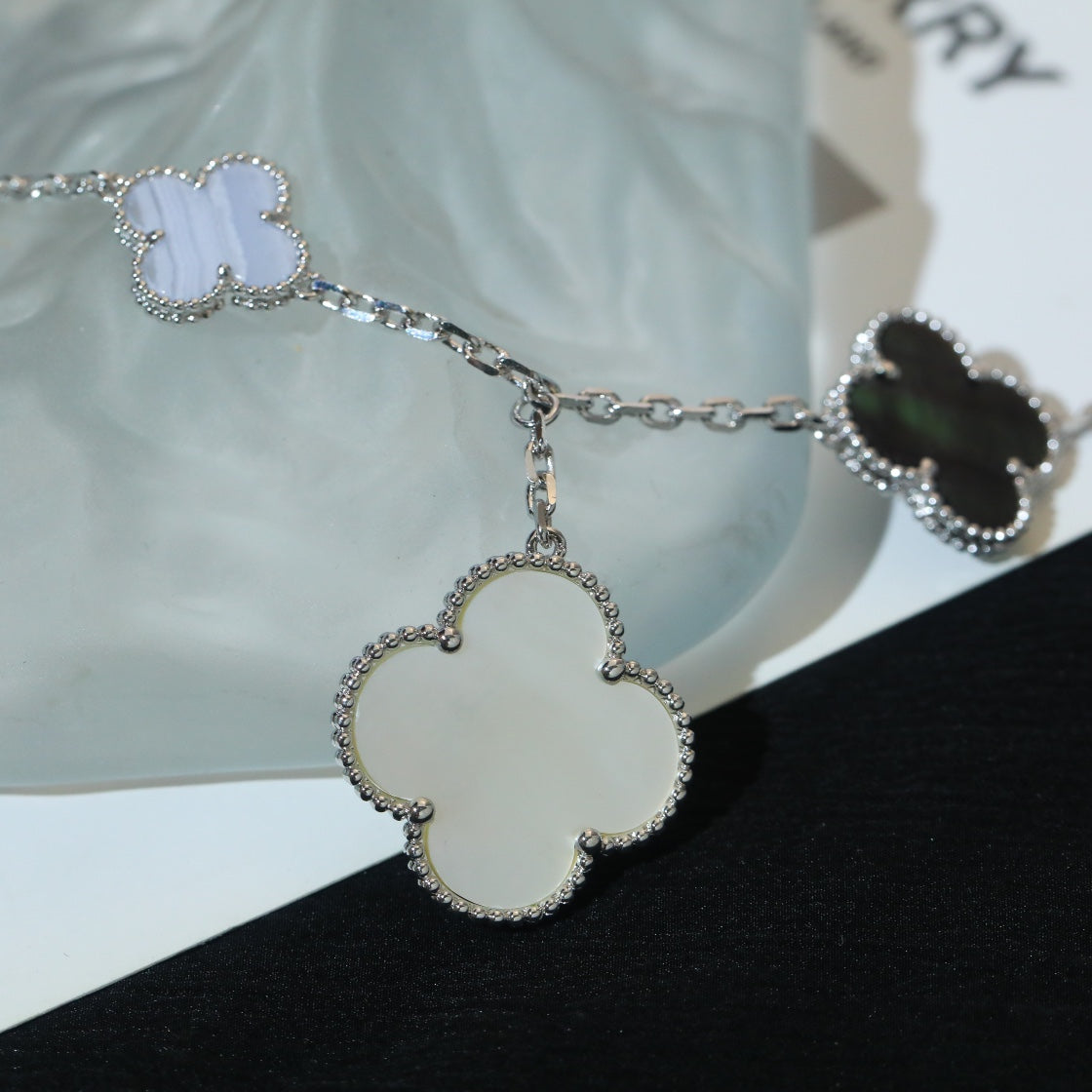 [Glow Muse]CLOVER BRACELET 5 MOTIFS MOP CHALCEDONY SILVER