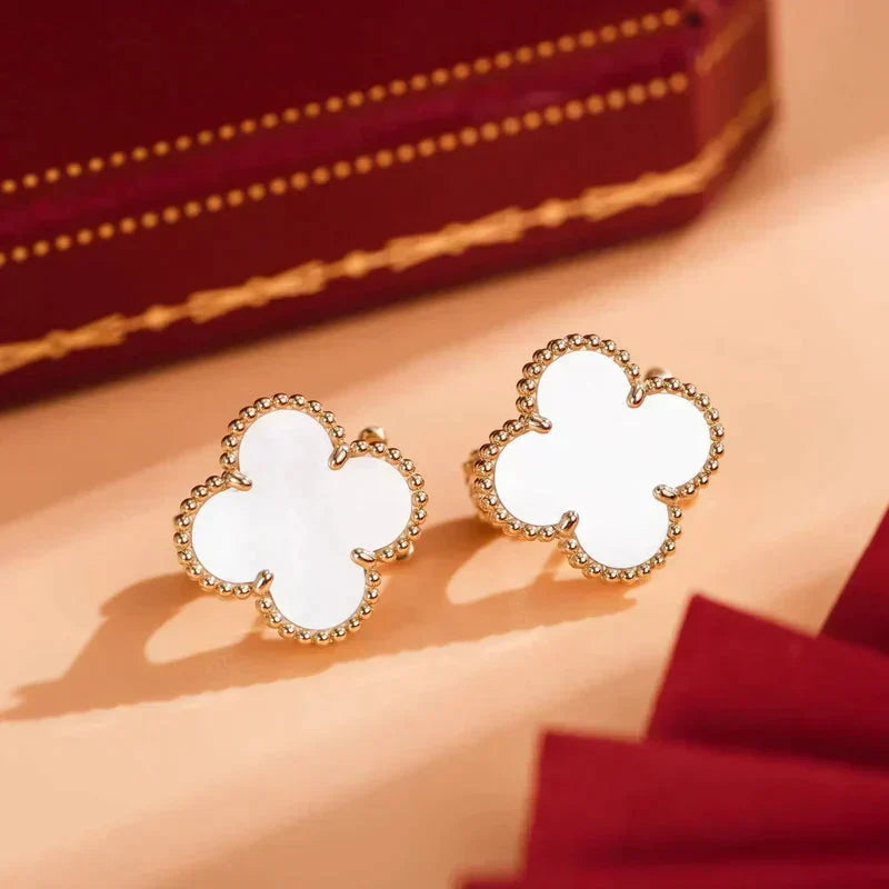 [Glow Muse]CLOVER MEDIUM 1 MOTIFS  WHITE MOP STUD EARRINGS