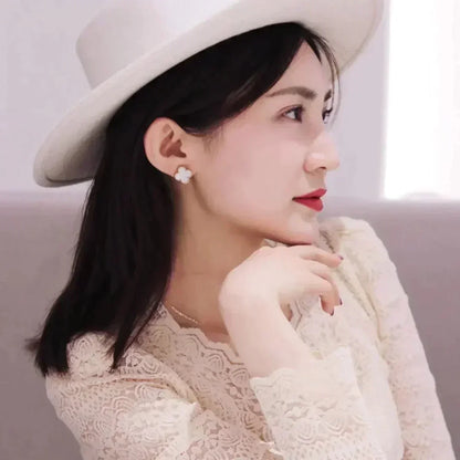 [Glow Muse]CLOVER MEDIUM 1 MOTIFS  WHITE MOP STUD EARRINGS