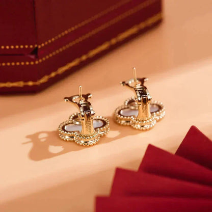 [Glow Muse]CLOVER MEDIUM 1 MOTIFS  WHITE MOP STUD EARRINGS