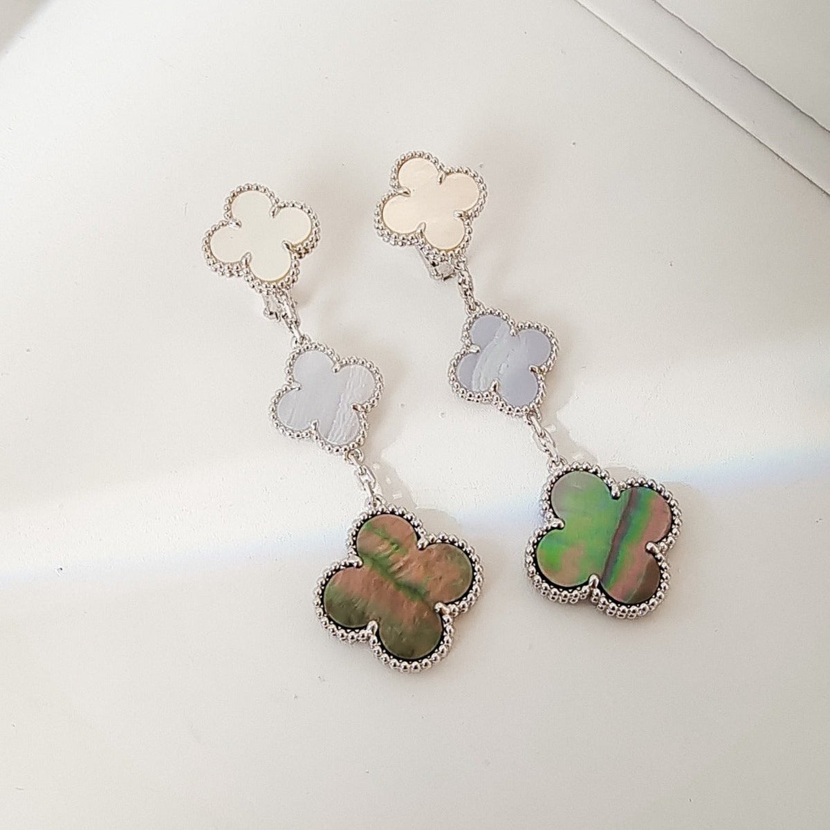 [Glow Muse]CLOVER 3 MOTIFS CHALCEDONY DARK MOP SILVER EARRINGS