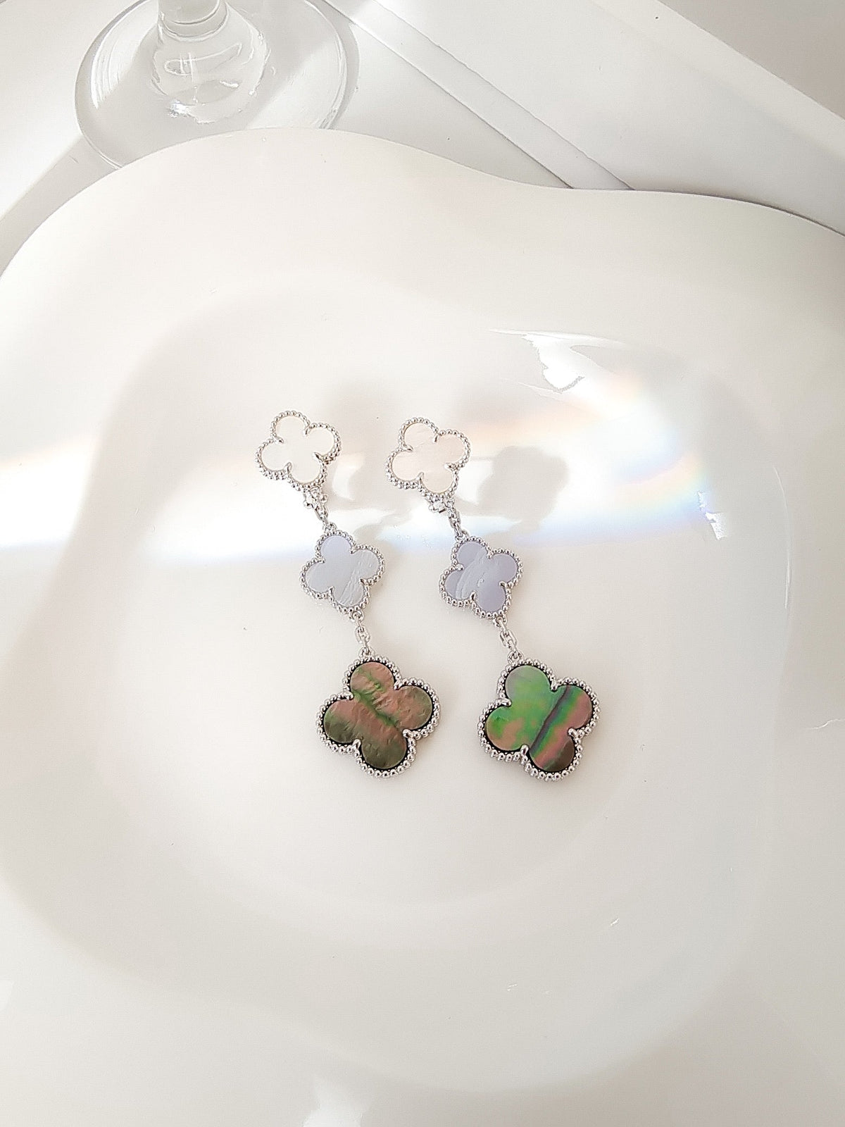 [Glow Muse]CLOVER 3 MOTIFS CHALCEDONY DARK MOP SILVER EARRINGS