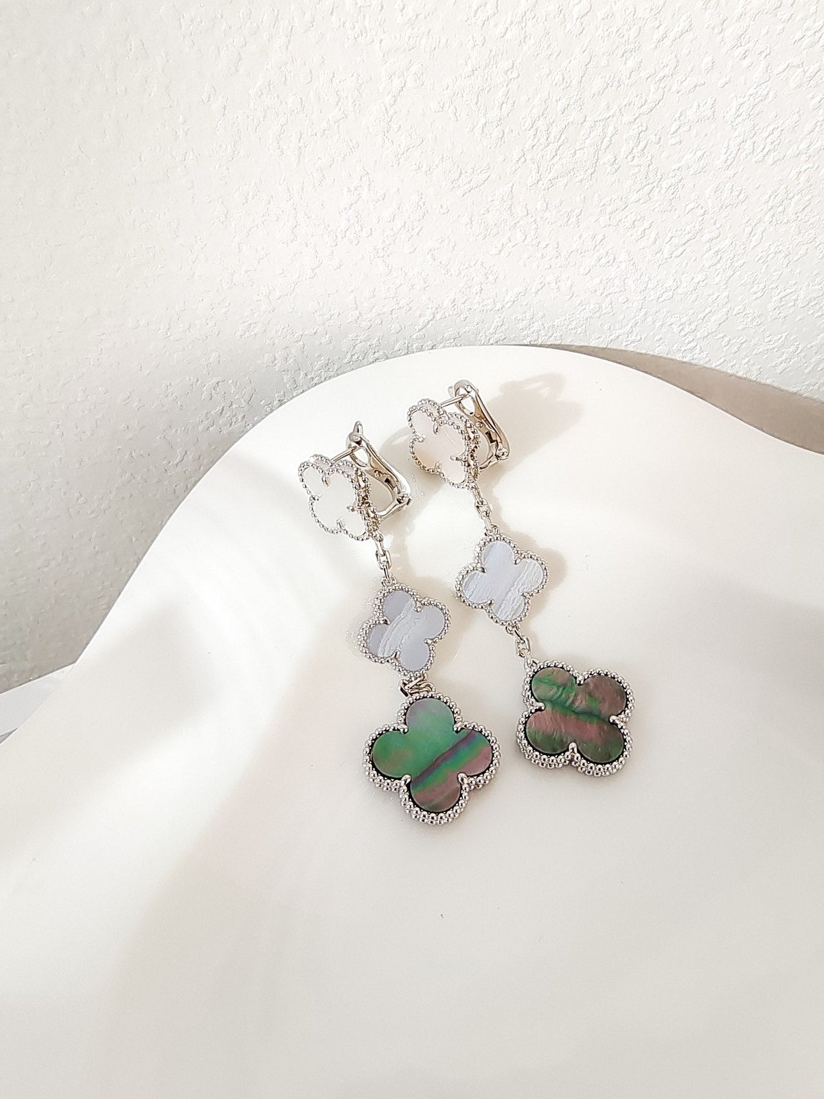 [Glow Muse]CLOVER 3 MOTIFS CHALCEDONY DARK MOP SILVER EARRINGS