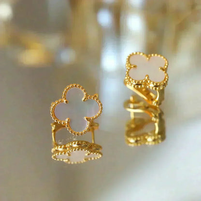 [Glow Muse]CLOVER MEDIUM 1 MOTIFS  WHITE MOP STUD EARRINGS