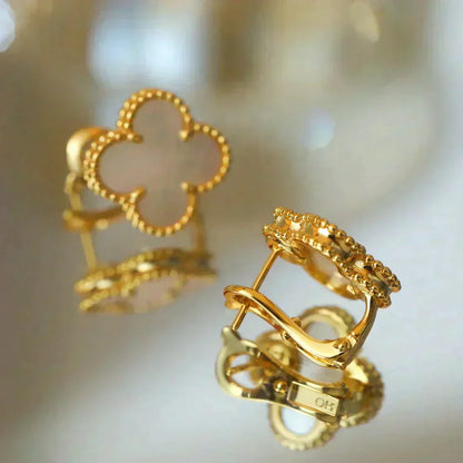 [Glow Muse]CLOVER MEDIUM 1 MOTIFS  WHITE MOP STUD EARRINGS