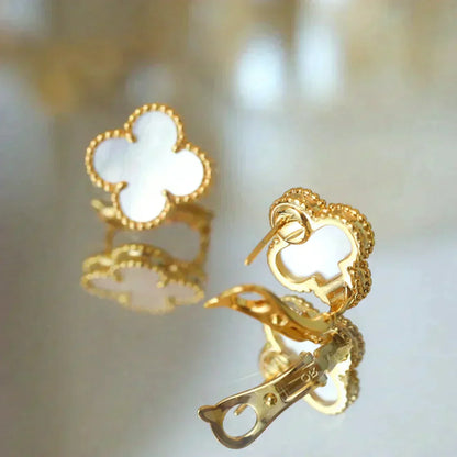 [Glow Muse]CLOVER MEDIUM 1 MOTIFS  WHITE MOP STUD EARRINGS