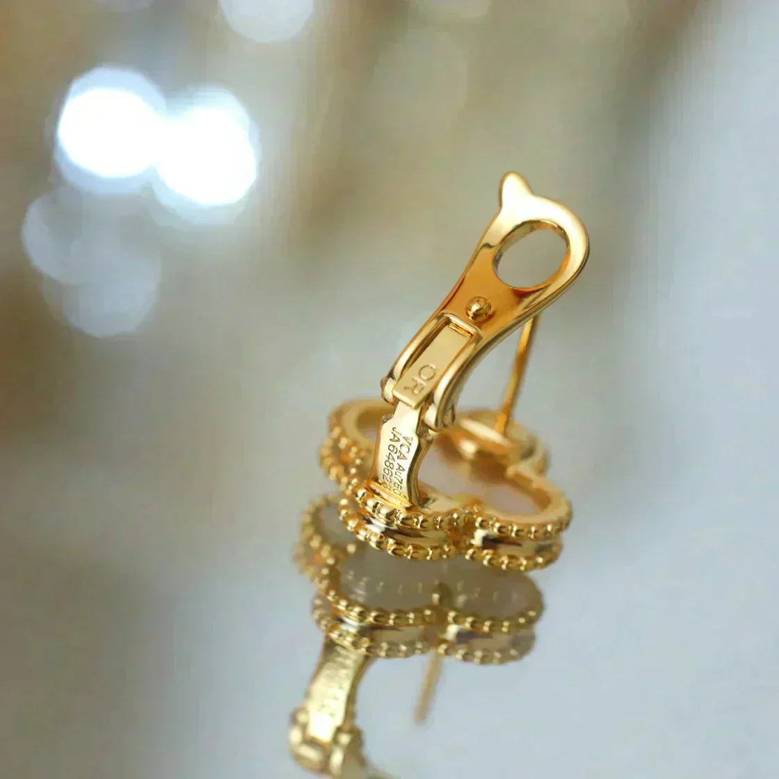 [Glow Muse]CLOVER MEDIUM 1 MOTIFS  WHITE MOP STUD EARRINGS