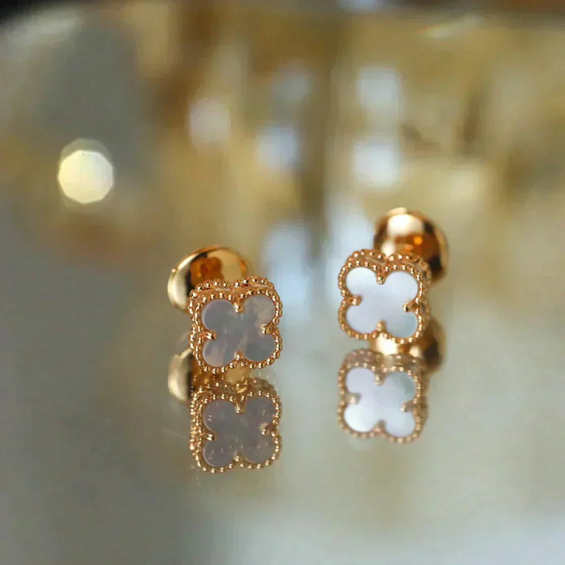 [Glow Muse]CLOVER MINI 9.5MM WHITE MOP EARRINGS