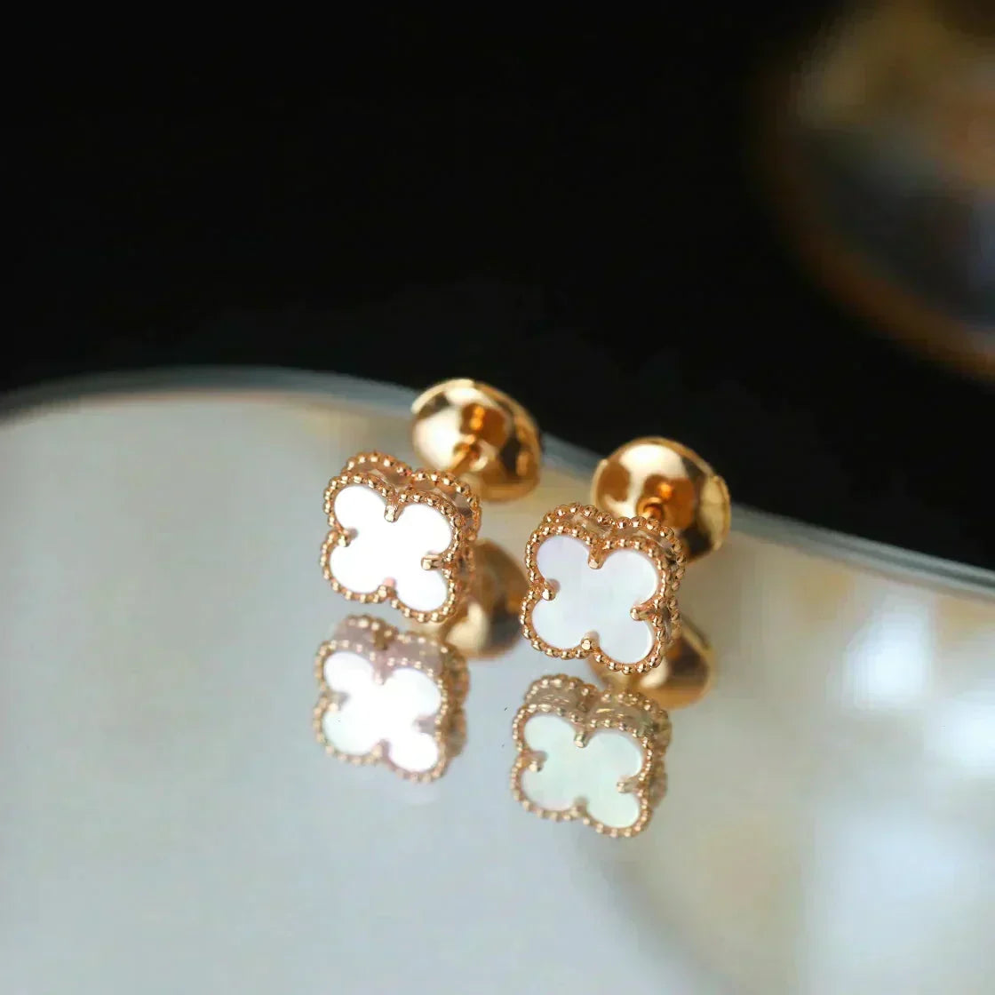 [Glow Muse]CLOVER MINI 9.5MM WHITE MOP EARRINGS