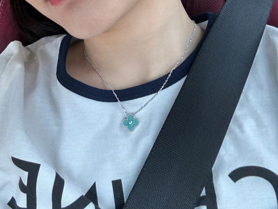 [Glow Muse]CLOVER 1 DIAMOND LIGHT BLUE SILVER NECKLACE