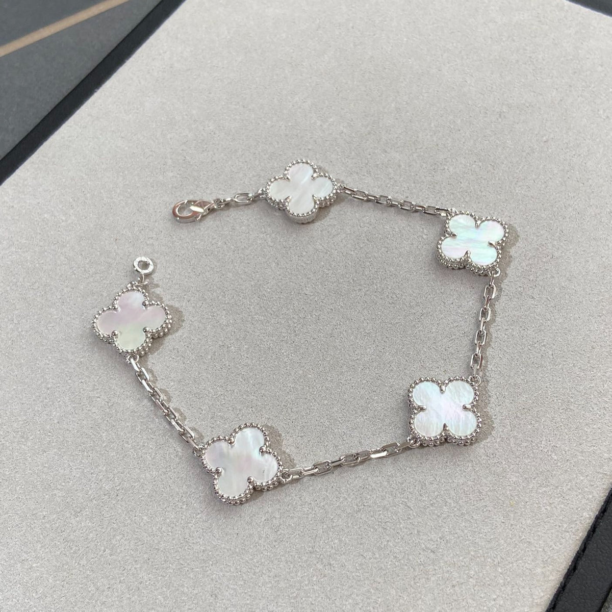 [⭐Glow Muse]CLOVER WHITE PEARL MOP 5 MOTIF BRACELET COLLECTION