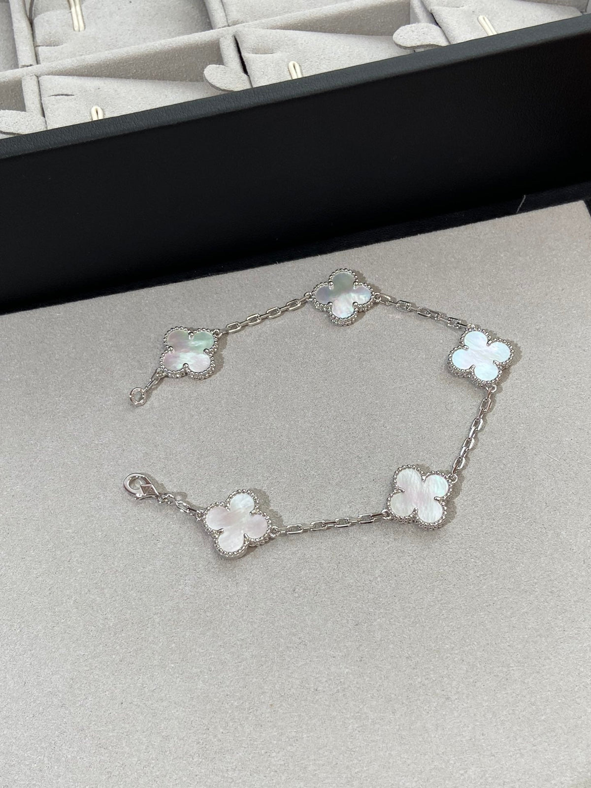 [⭐Glow Muse]CLOVER WHITE PEARL MOP 5 MOTIF BRACELET COLLECTION