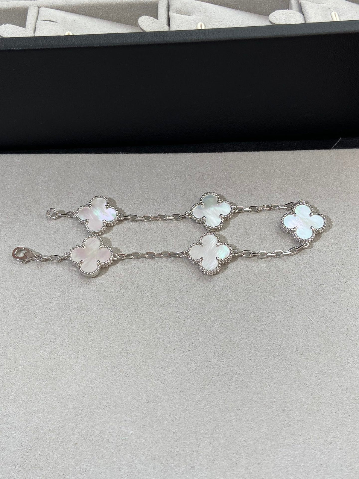 [⭐Glow Muse]CLOVER WHITE PEARL MOP 5 MOTIF BRACELET COLLECTION