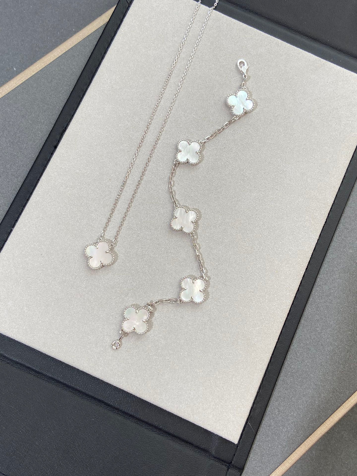 [⭐Glow Muse]CLOVER WHITE PEARL MOP 5 MOTIF BRACELET COLLECTION
