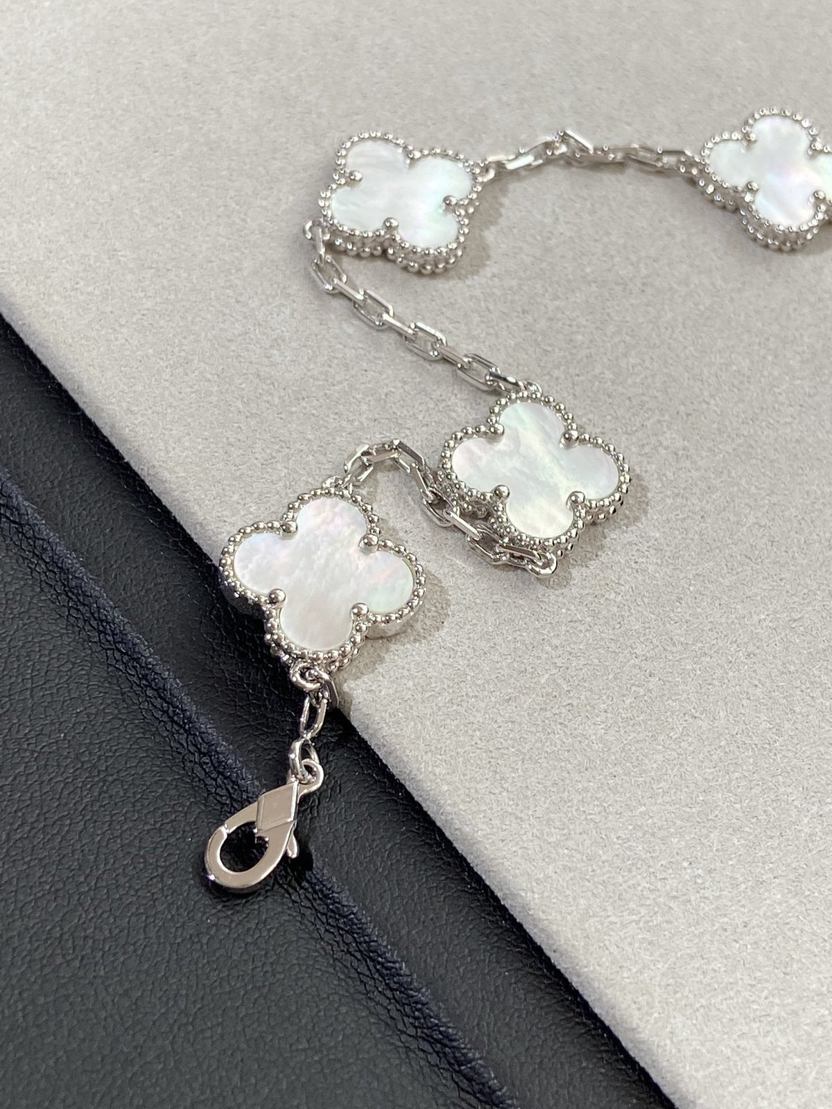 [⭐Glow Muse]CLOVER WHITE PEARL MOP 5 MOTIF BRACELET COLLECTION