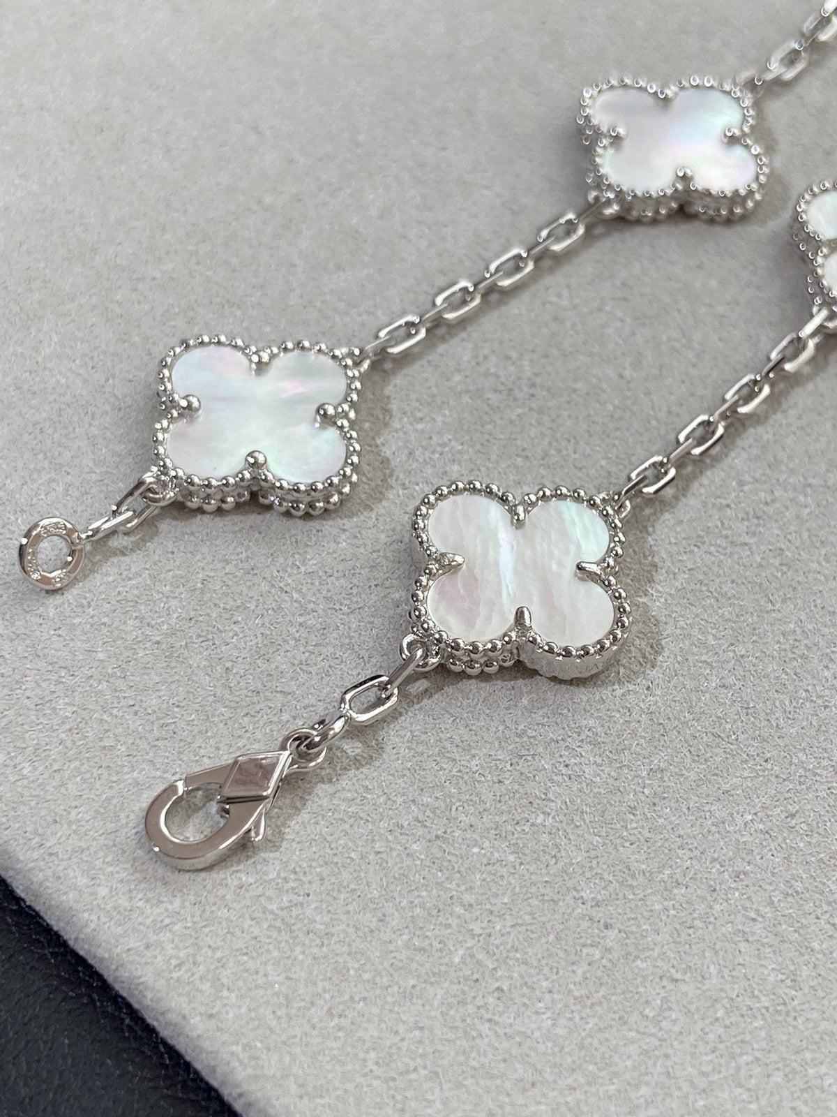[⭐Glow Muse]CLOVER WHITE PEARL MOP 5 MOTIF BRACELET COLLECTION