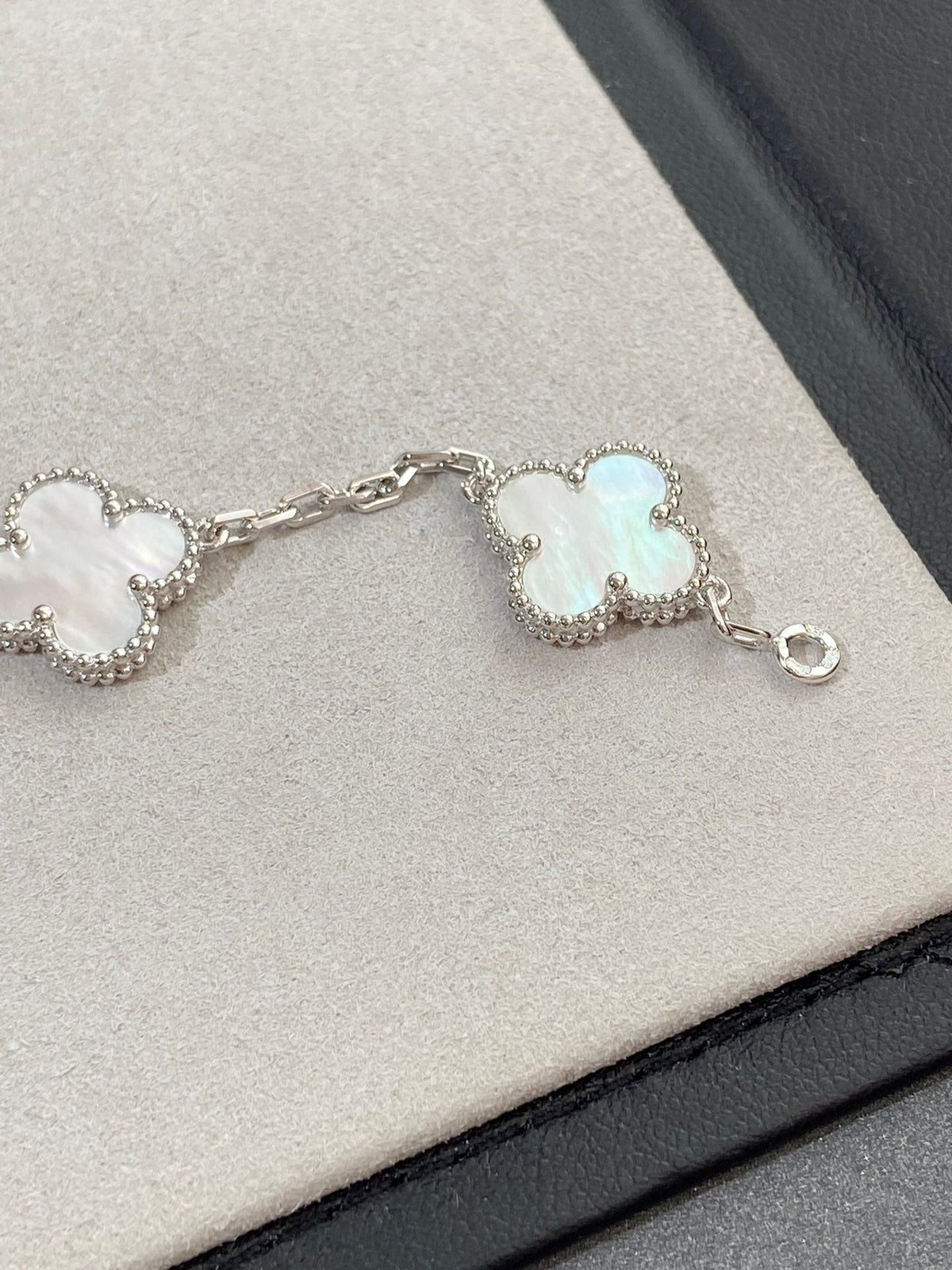 [⭐Glow Muse]CLOVER WHITE PEARL MOP 5 MOTIF BRACELET COLLECTION