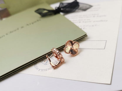 [Glow Muse]CLOVER MEDIUM STUD EARRINGS