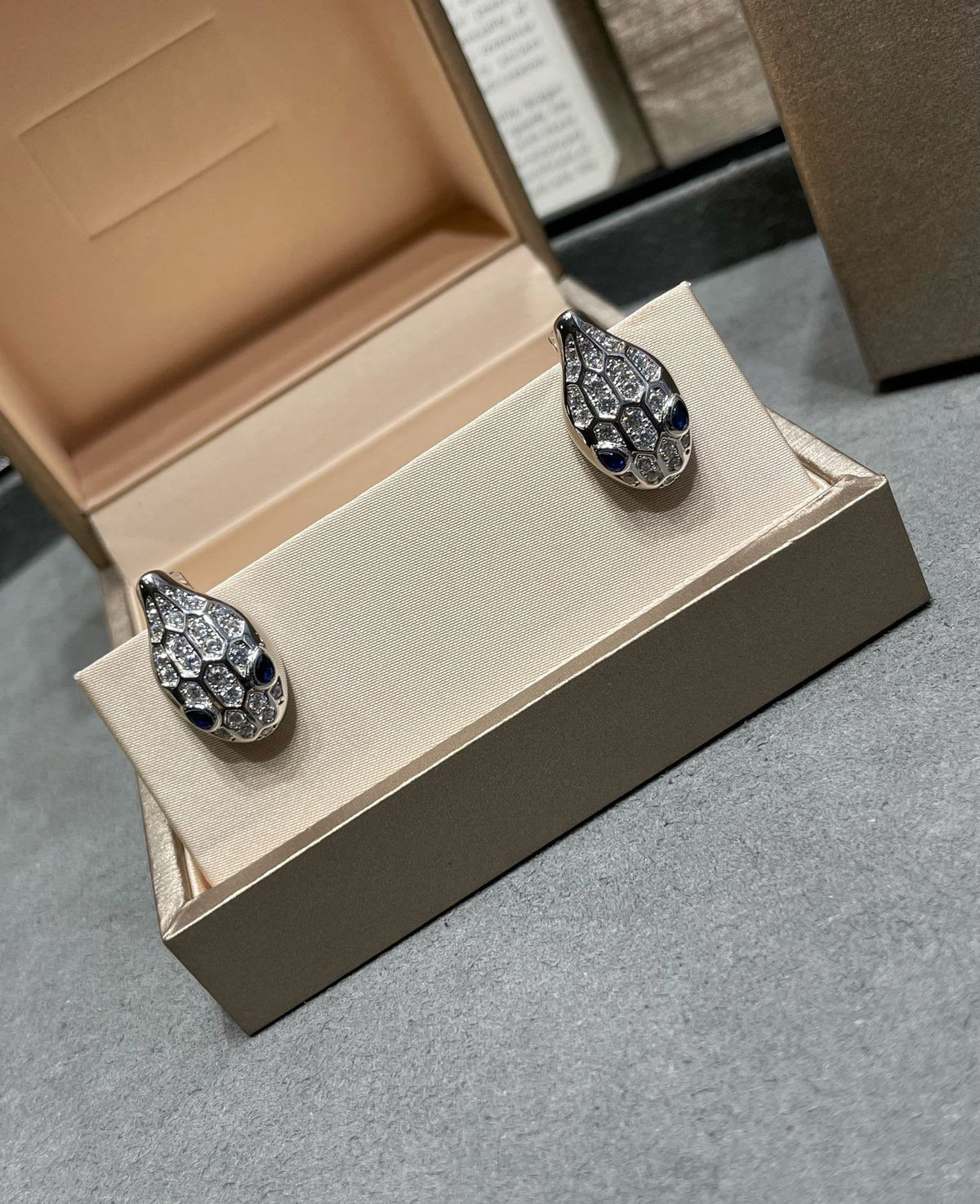 [Glow Muse]SERPENT DIAMOND STUD EARRINGS