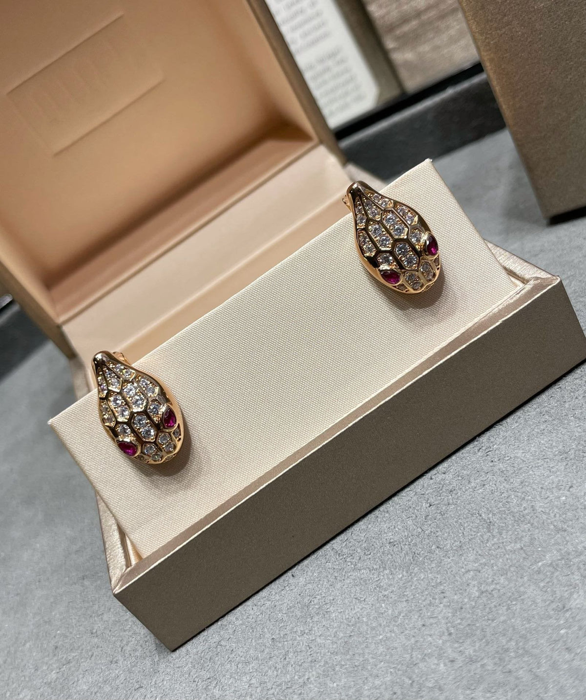 [Glow Muse]SERPENT DIAMOND STUD EARRINGS