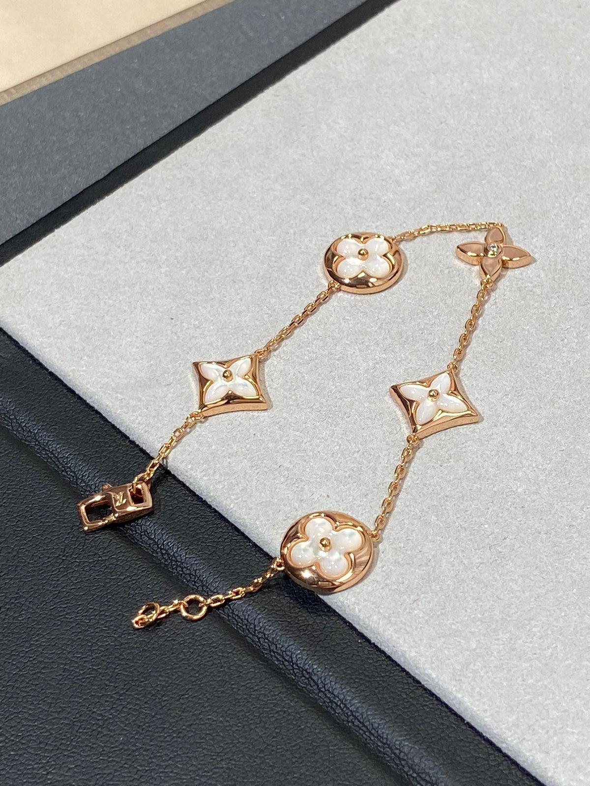 [Glow Muse]STAR AND SUN 5 MOTIF MOP PINK GOLD BRACELET