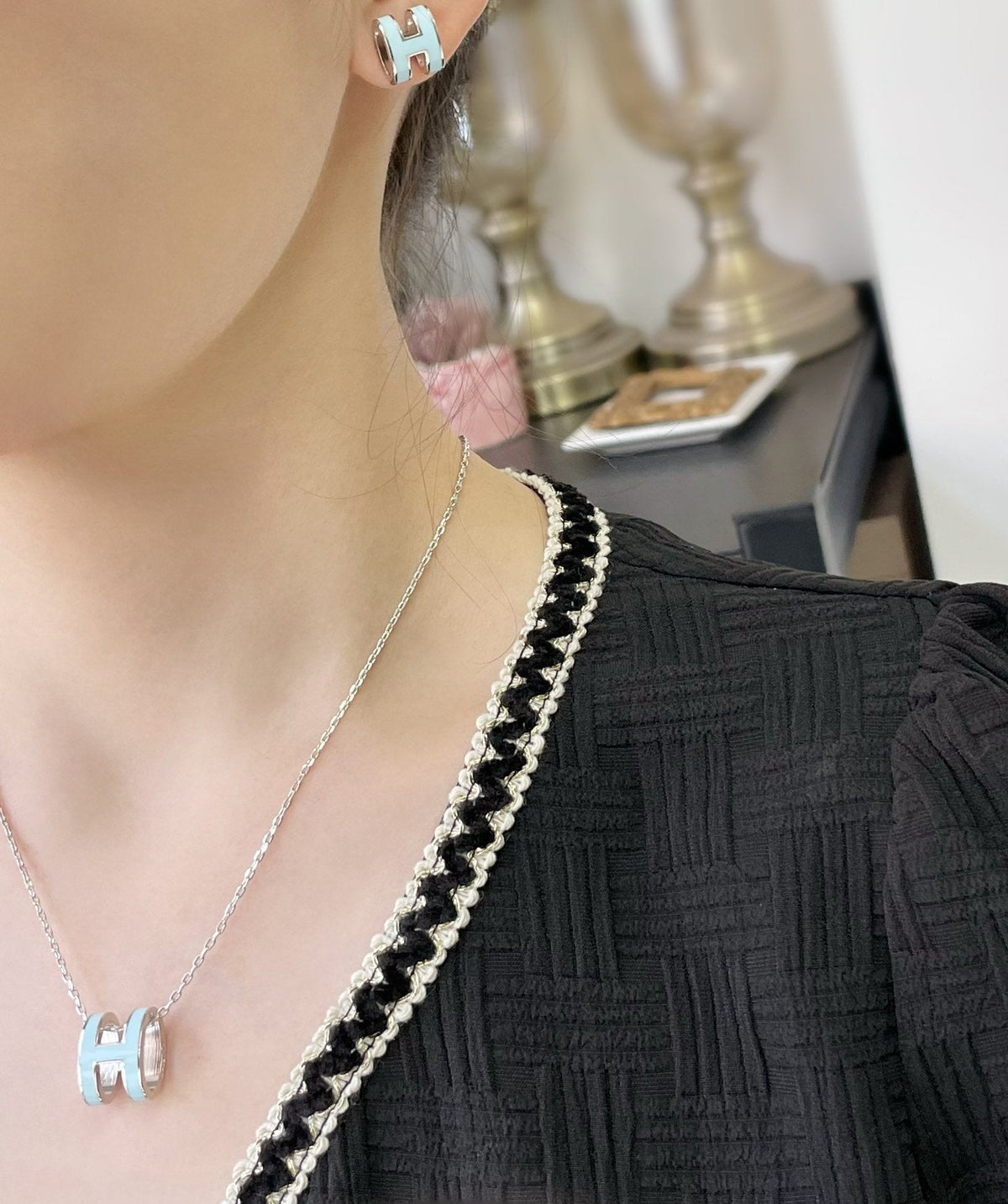 [Glow Muse]POP H SKY BLUE STUD EARRINGS