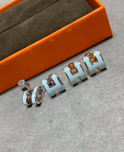 [Glow Muse]POP H SKY BLUE STUD EARRINGS