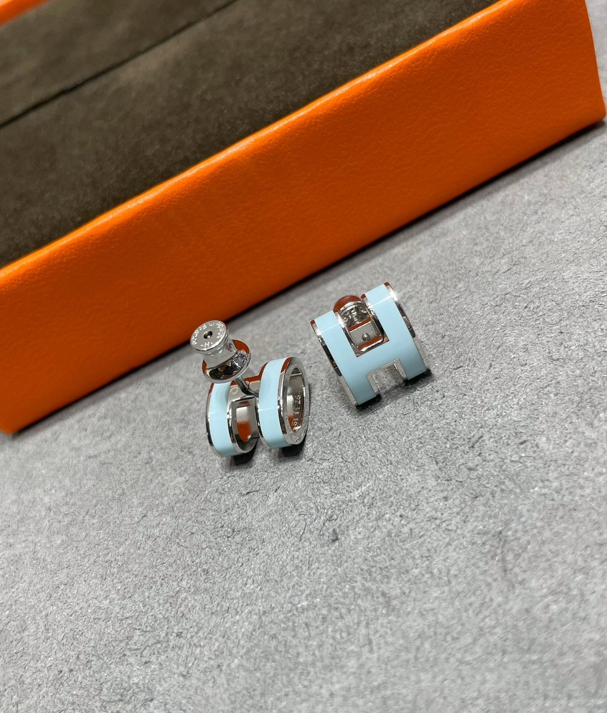 [Glow Muse]POP H SKY BLUE STUD EARRINGS