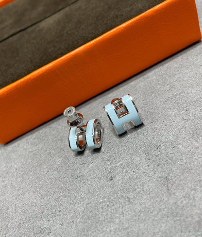 [Glow Muse]POP H SKY BLUE STUD EARRINGS