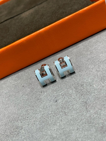 [Glow Muse]POP H SKY BLUE STUD EARRINGS